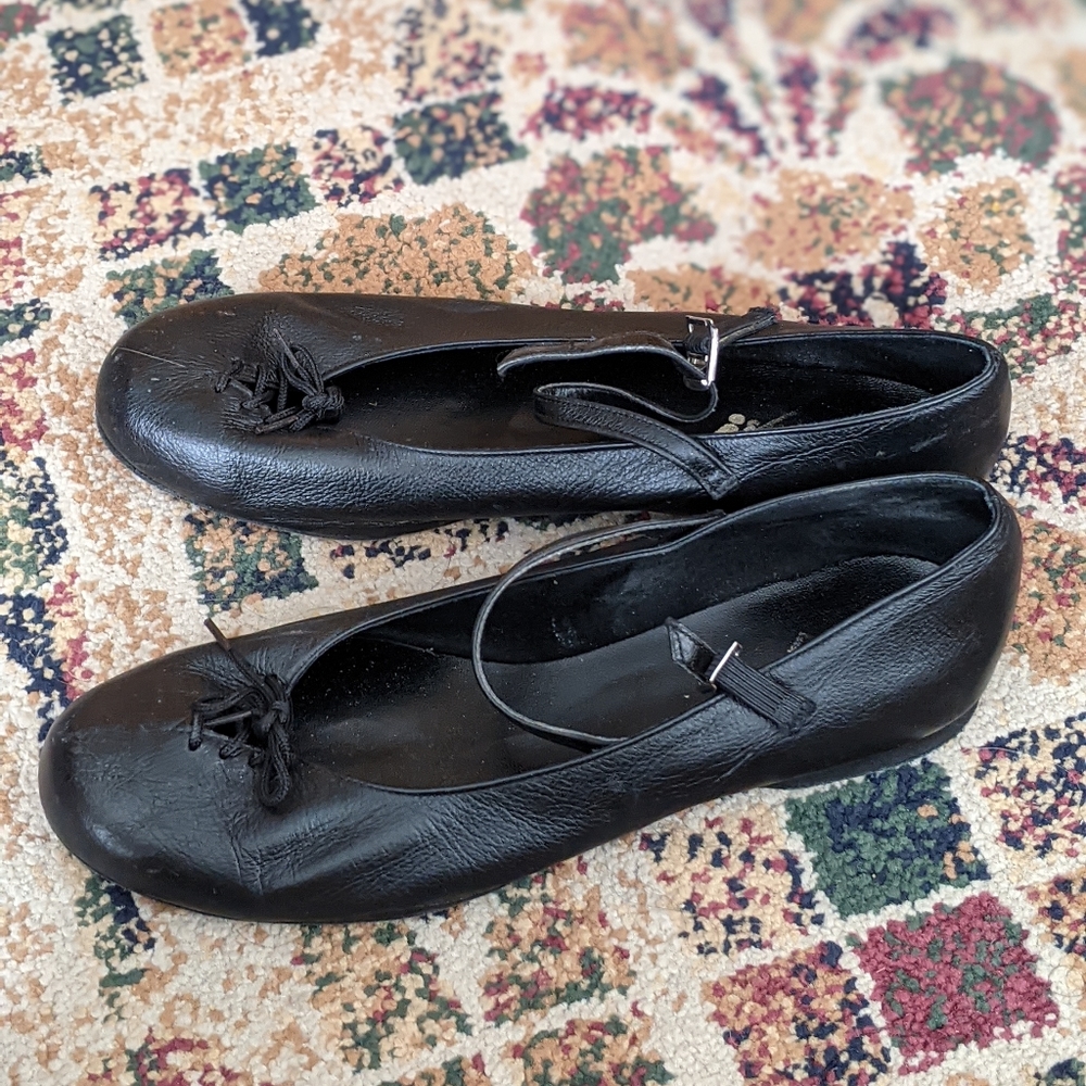 Leather flat dance shoes